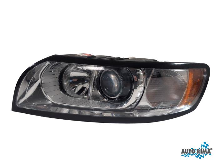 Używane Reflektor lewy Volvo V50 (MW) 2.0 16V Flexifuel Cena € 349,95 Procedura marży oferowane przez Auto Rima 