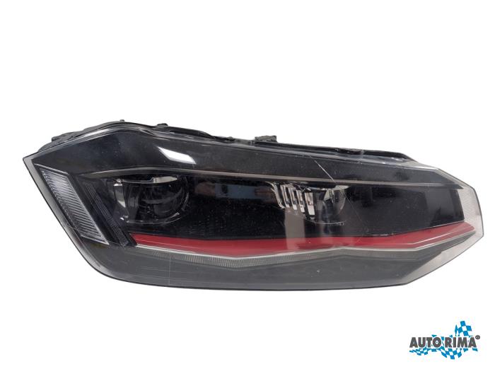 Używane Reflektor prawy Volkswagen Polo VI (AW1) 1.0 MPI 12V Cena € 299,95 Procedura marży oferowane przez Auto Rima Druten