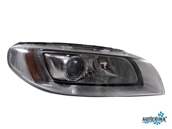 Używane Reflektor prawy Volvo V70 (BW) 2.0 T5 16V Cena € 374,95 Procedura marży oferowane przez Auto Rima 