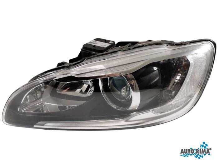 Używane Reflektor lewy Volvo V60 I (FW/GW) 2.0 D3 16V Cena € 374,95 Procedura marży oferowane przez Auto Rima 