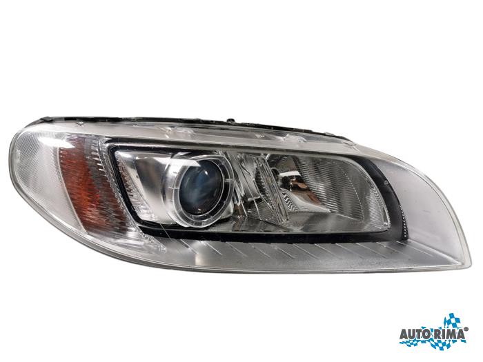 Używane Reflektor prawy Volvo V70 (BW) 2.0 D4 16V Cena € 374,95 Procedura marży oferowane przez Auto Rima 