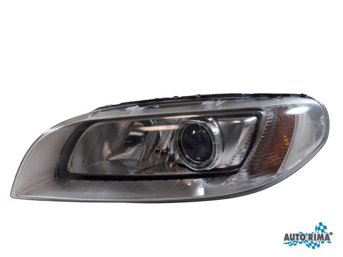 Używane Reflektor lewy Volvo V70 (BW) 2.0 D3 16V Cena € 374,95 Procedura marży oferowane przez Auto Rima Druten
