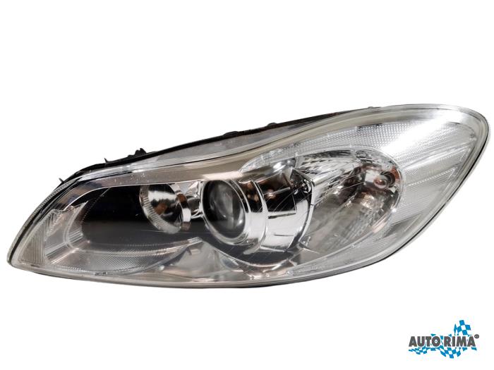 Używane Reflektor lewy Volvo C30 (EK/MK) 2.0 16V Cena € 374,95 Procedura marży oferowane przez Auto Rima 