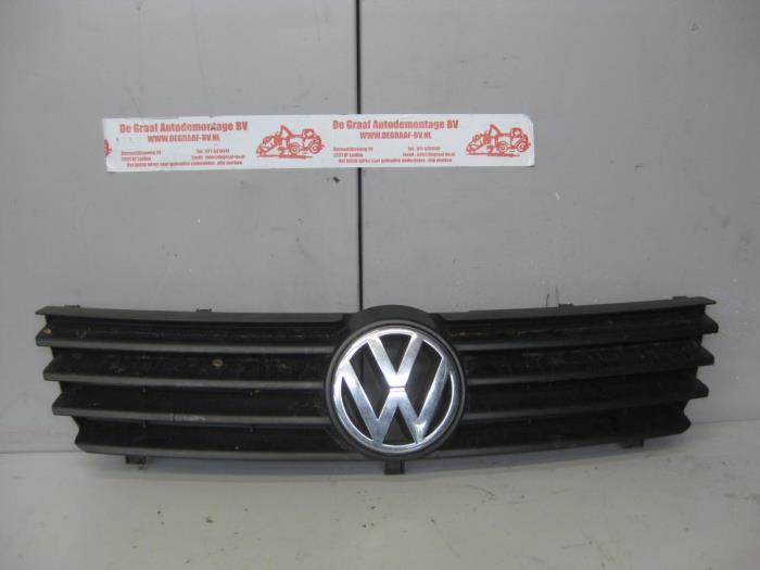 Grille from a Volkswagen Polo III (6N2) 1.4 16V 75 2001
