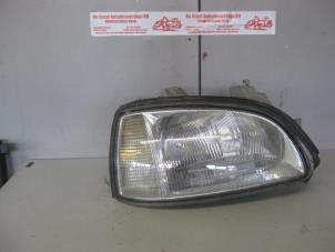 Used Headlight, right Renault Clio (B/C57/357/557/577) 1.2 Eco Kat. Price on request offered by de Graaf autodemontage B.V.