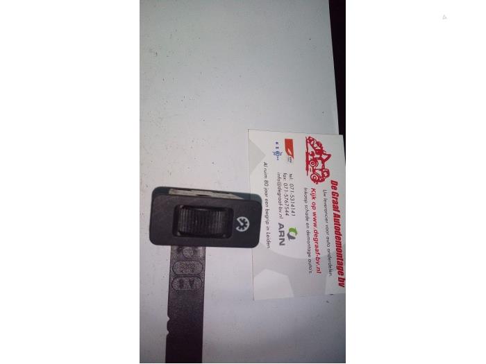 Używane Sciemniacz kokpitowy BMW 5 serie Touring (E39) 523i 24V Cena € 15,00 Procedura marży oferowane przez de Graaf autodemontage B.V.
