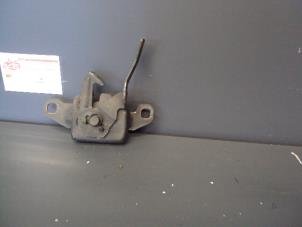 Used Bonnet lock mechanism Renault Twingo II (CN) 1.5 dCi 90 FAP Price on request offered by de Graaf autodemontage B.V.
