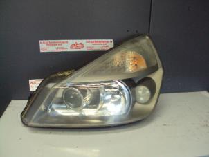 Used Headlight, left Renault Espace (JK) 2.2 dCi 16V Price on request offered by de Graaf autodemontage B.V.