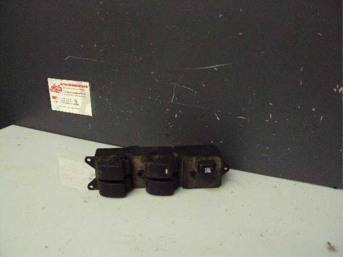Usados Interruptor combinado de ventanillas Mitsubishi Colt (Z2/Z3) 1.3 16V Precio € 20,00 Norma de margen ofrecido por de Graaf autodemontage B.V.