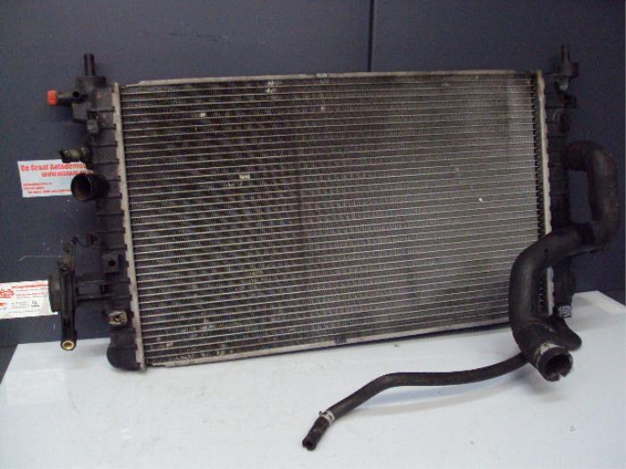 Radiator from a Opel Astra H (L48) 1.6 16V Twinport 2004