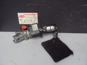 Used Ignition lock + key Renault Clio III (BR/CR) 1.2 16V TCe 100 Price on request offered by de Graaf autodemontage B.V.