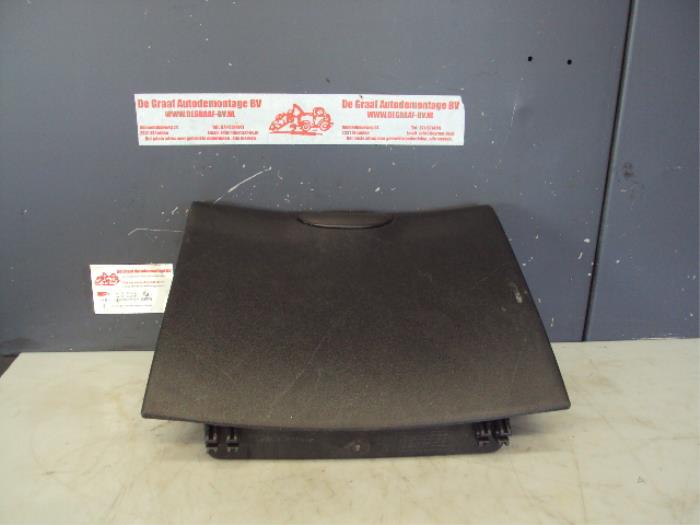 Begagnade Handskfack Toyota Yaris Verso (P2) 1.3 16V Pris på förfrågan erbjuds av de Graaf autodemontage B.V.