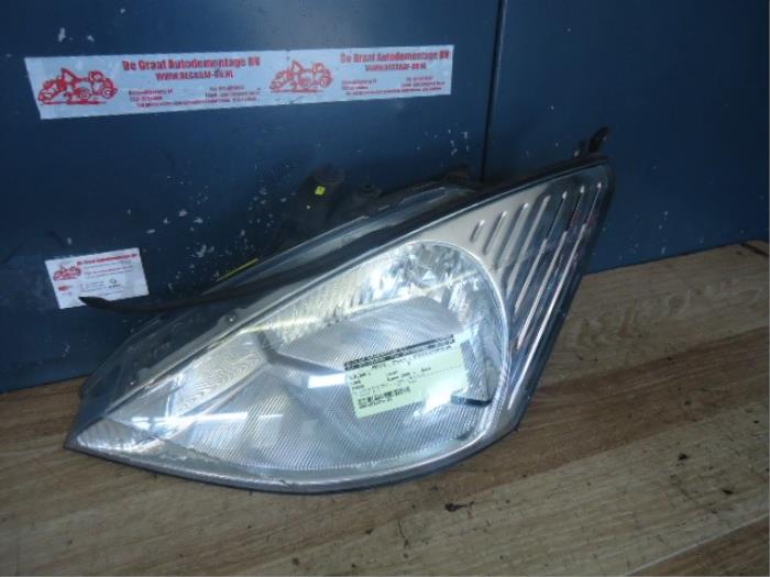 Headlight, left from a Ford Focus 1 1.4 16V 2000
