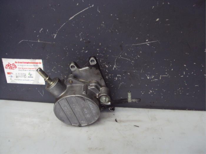 Vacuum pump (diesel) from a Saab 9-5 (YS3E) 2.2 TiD 16V 2005