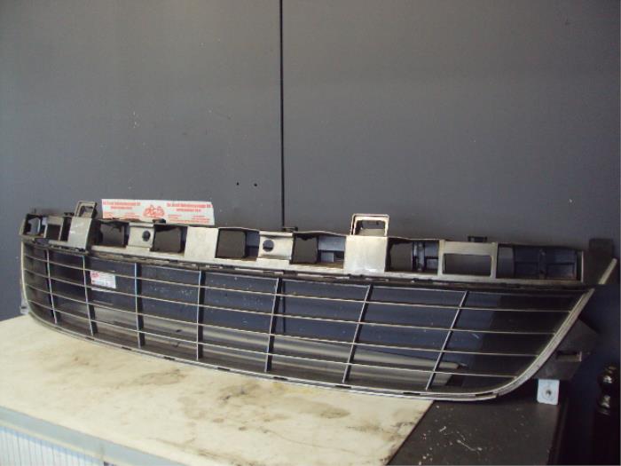 Używane Grill Renault Grand Scénic III (JZ) 1.4 16V TCe 130 Cena na żądanie oferowane przez de Graaf autodemontage B.V.