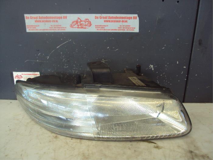 Używane Reflektor prawy Dodge Ram Van 2.4i 16V Cena na żądanie oferowane przez de Graaf autodemontage B.V.