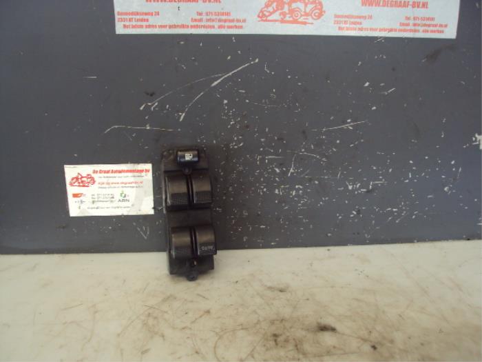 Usados Interruptor combinado de ventanillas Mazda 323 Fastbreak (BJ14) 2.0 16V Precio € 30,00 Norma de margen ofrecido por de Graaf autodemontage B.V.
