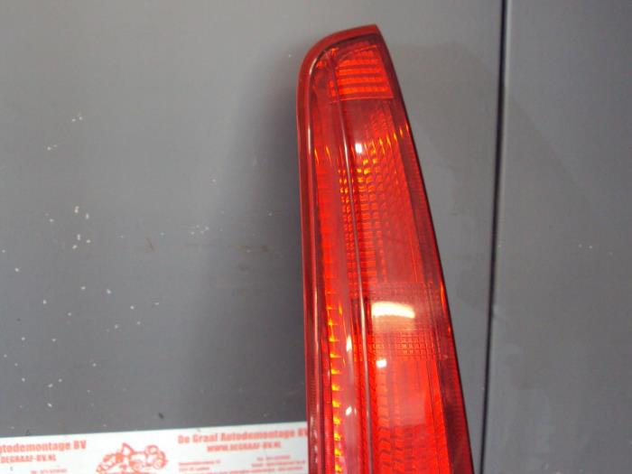 Luz trasera izquierda de un Daihatsu Cuore (L251/271/276) 1.0 12V DVVT 2003