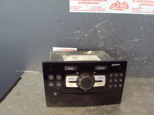 Używane Radioodtwarzacz CD Opel Corsa D 1.4 16V Twinport Cena na żądanie oferowane przez de Graaf autodemontage B.V.