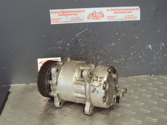 Bomba de aire acondicionado de un Volkswagen Golf IV 4Motion (1J1) 2.3 V5 GTI 20V 2001