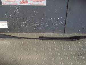 Used Front wiper arm Nissan Primastar 2.0 dCi 90 Price on request offered by de Graaf autodemontage B.V.