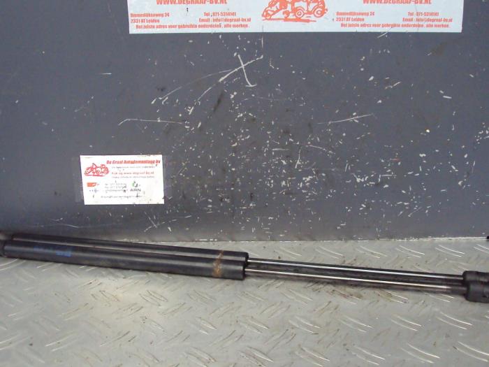 Set of tailgate gas struts from a Volkswagen Eos 2006