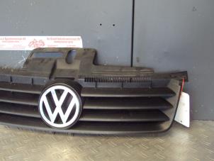Używane Grill Volkswagen Polo IV (9N1/2/3) 1.2 12V Cena na żądanie oferowane przez de Graaf autodemontage B.V.