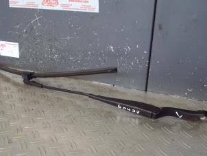 Used Front wiper arm Alfa Romeo 159 (939AX) 1.9 JTS 16V Price on request offered by de Graaf autodemontage B.V.