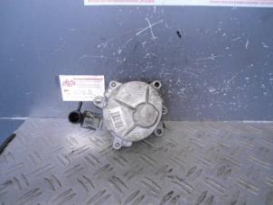 Used Vacuum pump (diesel) Nissan Primastar 2.0 dCi 90 Price on request offered by de Graaf autodemontage B.V.