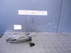 Używane Uchwyt drzwi lewych wersja 2-drzwiowa Peugeot 207/207+ (WA/WC/WM) 1.4 16V Cena na żądanie oferowane przez de Graaf autodemontage B.V.