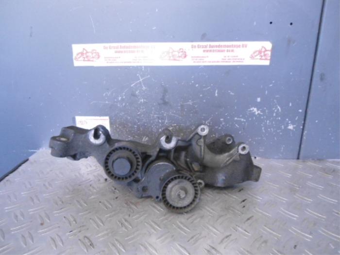 Used Engine mount Nissan Primastar 2.0 dCi 90 Price on request offered by de Graaf autodemontage B.V.