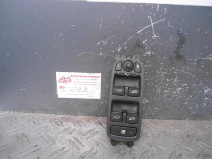 Usados Interruptor combinado de ventanillas Volvo V50 (MW) 1.6 D 16V Precio € 30,00 Norma de margen ofrecido por de Graaf autodemontage B.V.