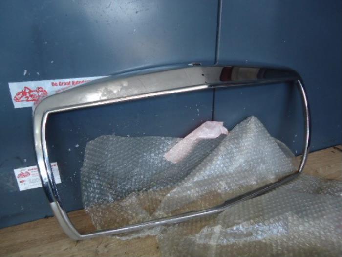 Nowe Grill Mercedes 200 - 500 Cena na żądanie oferowane przez de Graaf autodemontage B.V.