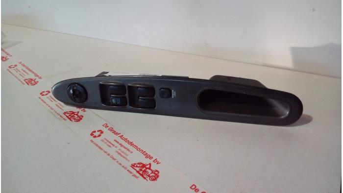 Usados Interruptor combinado de ventanillas Kia Joice 2.0 16V Precio € 30,00 Norma de margen ofrecido por de Graaf autodemontage B.V.