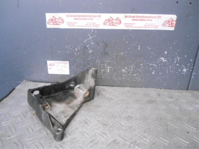 Used Alternator upper bracket Volkswagen Multivan T5 (7E/7HC/7HF/7HM) 2.5 TDi Price on request offered by de Graaf autodemontage B.V.