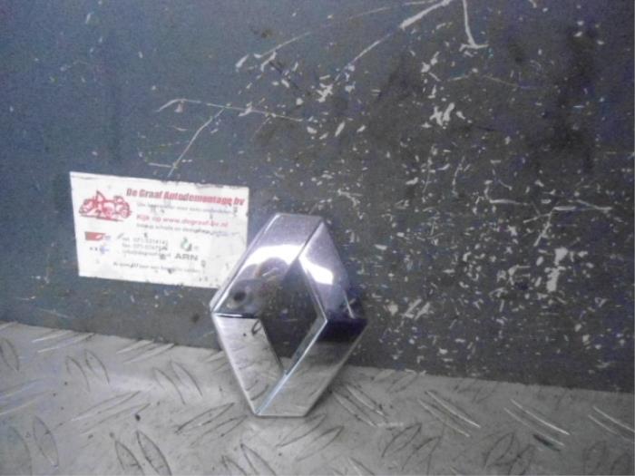 Używane Emblemat Renault Modus Cena na żądanie oferowane przez de Graaf autodemontage B.V.