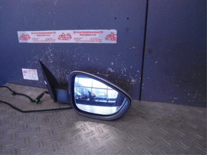 Rétroviseur extérieur droit d'un Volkswagen Passat 2013