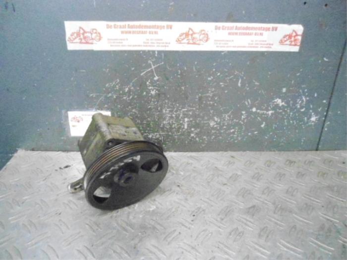 Bomba de dirección asistida de un Nissan Almera Tino (V10M) 1.8 16V 2001