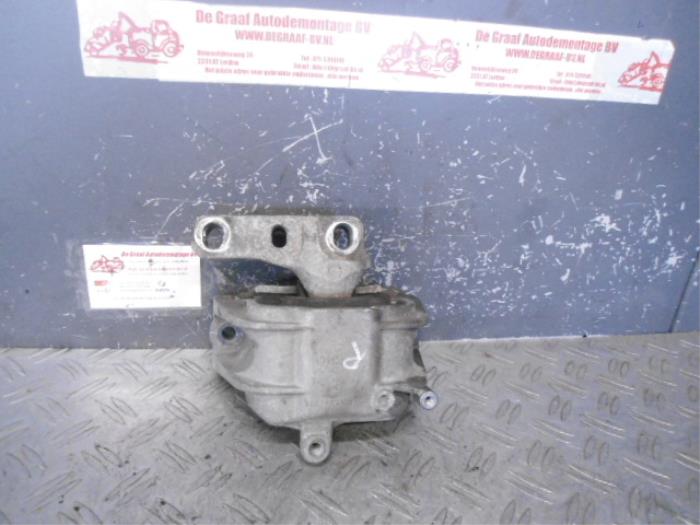 Used Engine mount Volkswagen Golf V (1K1) 2.0 TDI 16V Price on request offered by de Graaf autodemontage B.V.