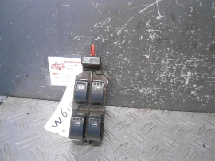 Usados Interruptor combinado de ventanillas Daihatsu Trevis 1.0 12V DVVT Precio € 30,00 Norma de margen ofrecido por de Graaf autodemontage B.V.