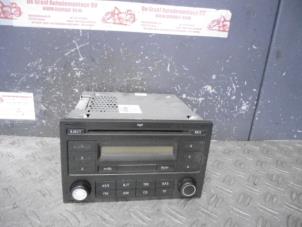 Usados Reproductor de CD y radio Volkswagen Polo IV (9N1/2/3) 1.4 16V Precio de solicitud ofrecido por de Graaf autodemontage B.V.