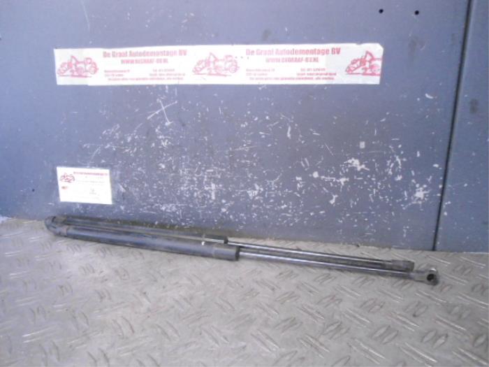 Juego de amortiguadores de gas del portón trasero de un Volkswagen Polo IV (9N1/2/3) 1.4 16V 2007