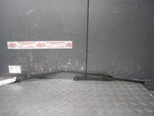 Usagé Bras essuie-glace avant Volkswagen Polo IV (9N1/2/3) 1.4 16V Prix sur demande proposé par de Graaf autodemontage B.V.