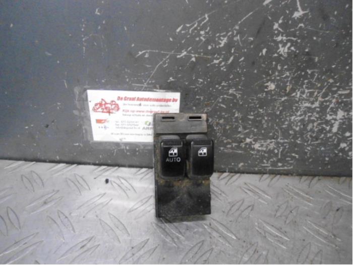 Usados Interruptor combinado de ventanillas Hyundai Getz 1.3i 12V Precio € 20,00 Norma de margen ofrecido por de Graaf autodemontage B.V.