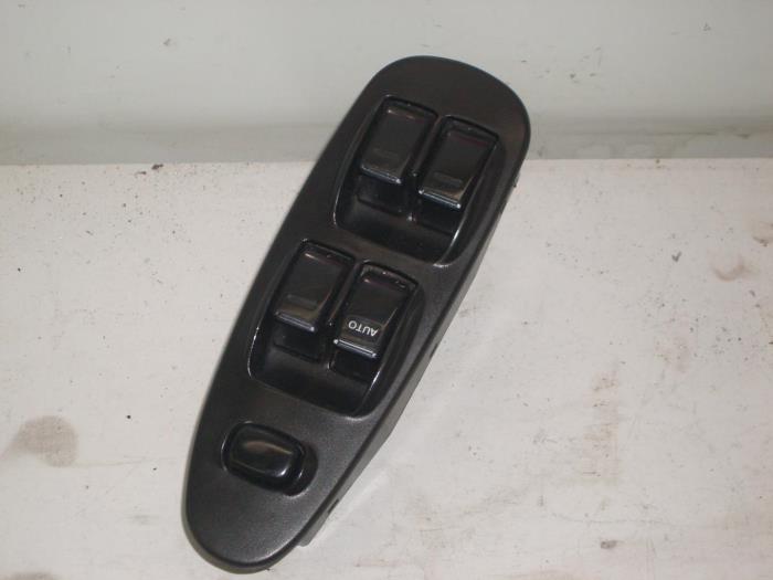 Usados Interruptor combinado de ventanillas Kia Shuma 1.5i 16V Precio de solicitud ofrecido por de Graaf autodemontage B.V.