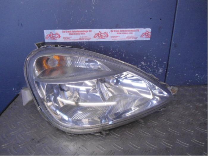 Używane Reflektor prawy Mercedes A (W168) 1.4 A-140 Cena € 30,00 Procedura marży oferowane przez de Graaf autodemontage B.V.