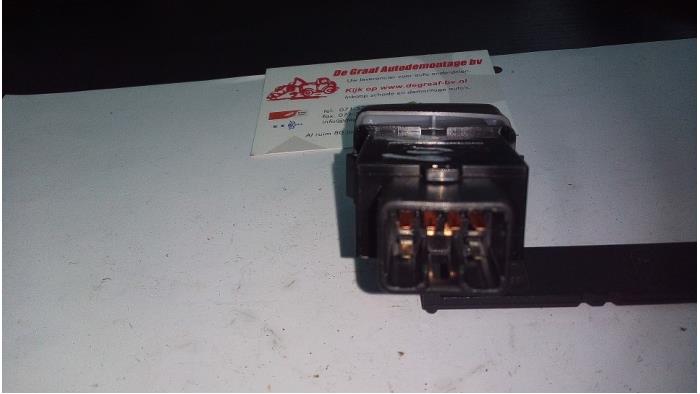 Interruptor de calefactor luneta de un Hyundai Tucson (JM) 2.0 16V CVVT 4x4 2005
