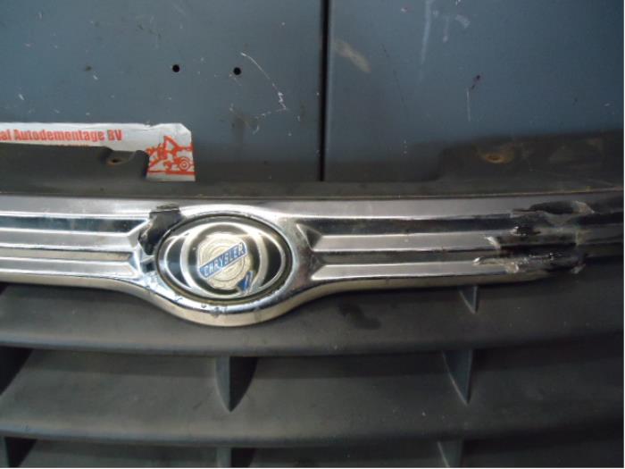 Używane Grill Chrysler Voyager Cena na żądanie oferowane przez de Graaf autodemontage B.V.