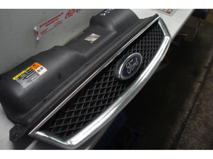 Używane Grill Ford Focus 2 1.6 TDCi 16V 90 Cena na żądanie oferowane przez de Graaf autodemontage B.V.