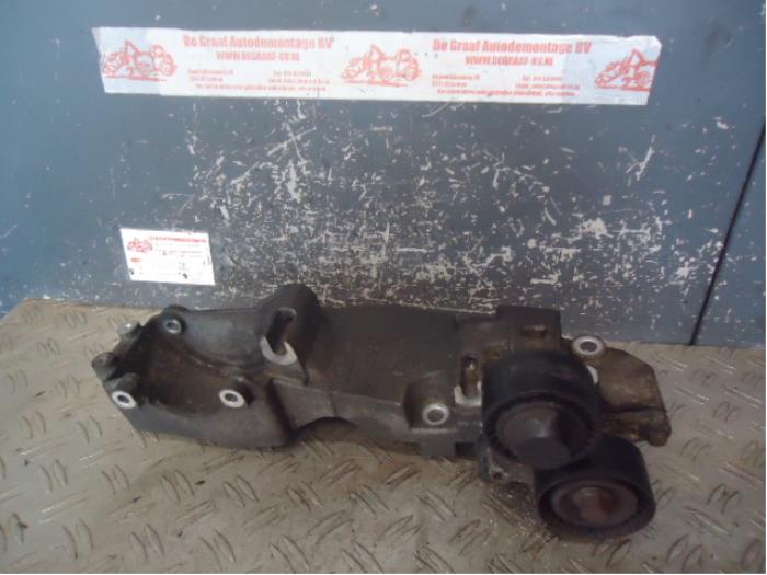Usagé Support dynamo bas Opel Vivaro 2.0 CDTI Prix sur demande proposé par de Graaf autodemontage B.V.